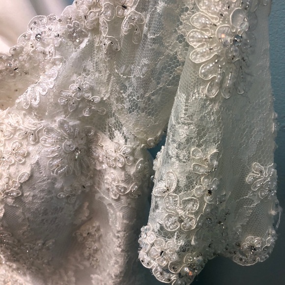 SAMPLE Alfred Angelo 1/2Sleeve Lace Wedding Dress, Ivory A-Line Off Shoulder - Picture 10 of 15